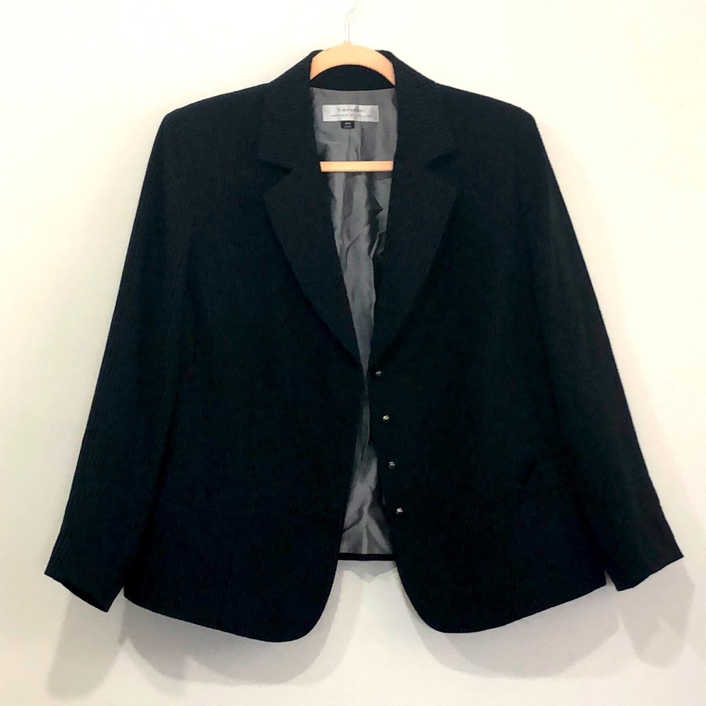 Tahari 16W in perfect condition jacket suit
